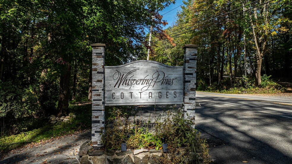 365 E River Dr, Lake Luzerne, NY à vendre - Photo du bâtiment - Image 2 de 25