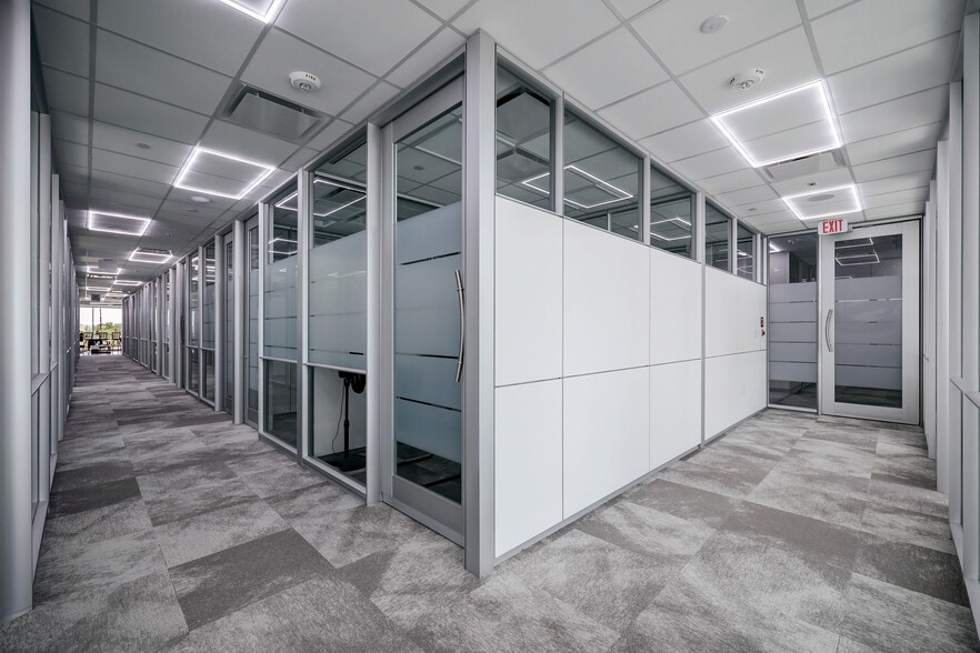 6920 Brisbane Ct, Sugar Land, TX for lease - Interior Photo - Image 3 of 12