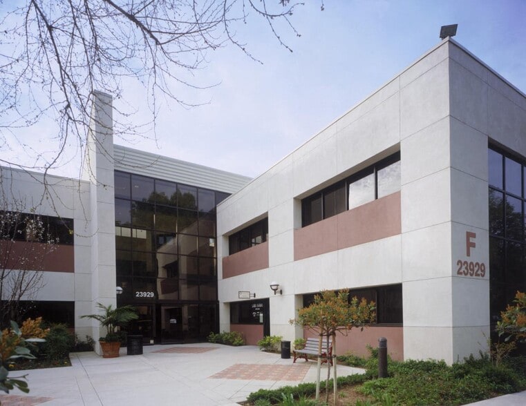 23861 McBean Pky, Valencia, CA à louer - Photo du bâtiment - Image 3 de 7