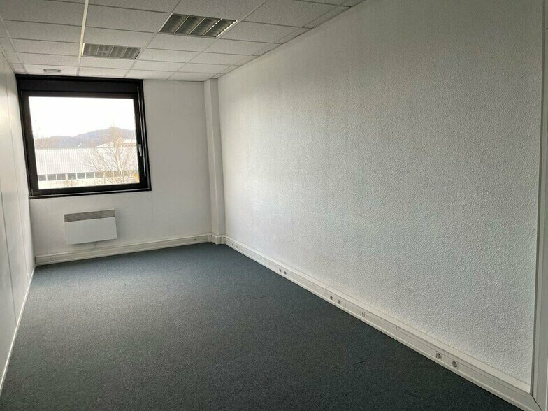 Office in Saint-Quentin-Fallavier for lease - Interior Photo - Image 3 of 34