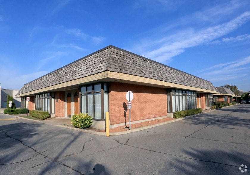 20 Wertheim Ct, Richmond Hill, ON à louer - Photo du bâtiment - Image 3 de 13