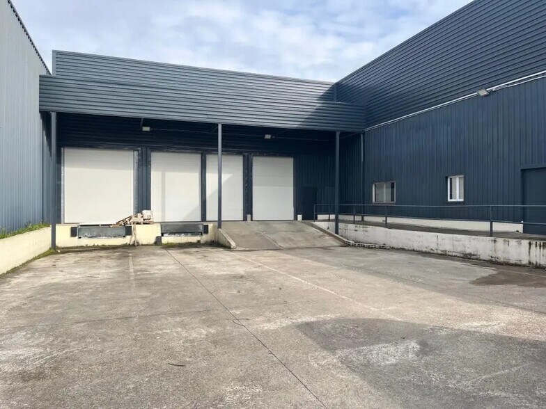 Bureau dans Combs-la-Ville à louer - Photo du bâtiment - Image 2 de 8