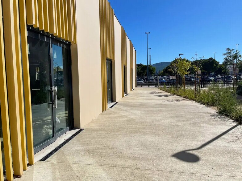 Commerce de détail dans Aubagne à louer - Photo du bâtiment - Image 3 de 3