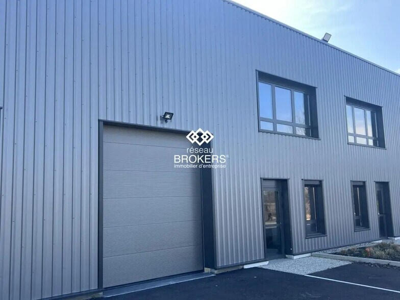 Local d'activités dans Bourgoin-Jallieu à vendre - Photo du bâtiment - Image 2 de 20