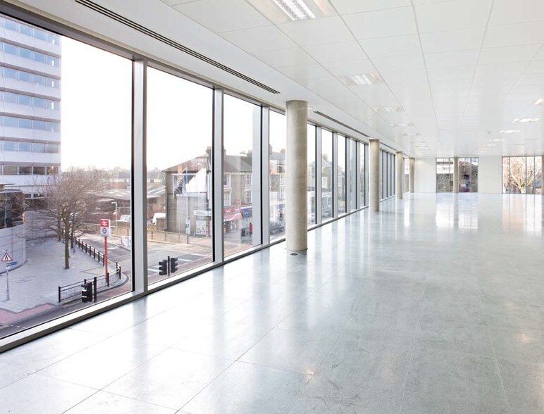 578-586 Chiswick High Rd, Londres à louer - Photo du bâtiment - Image 2 de 7