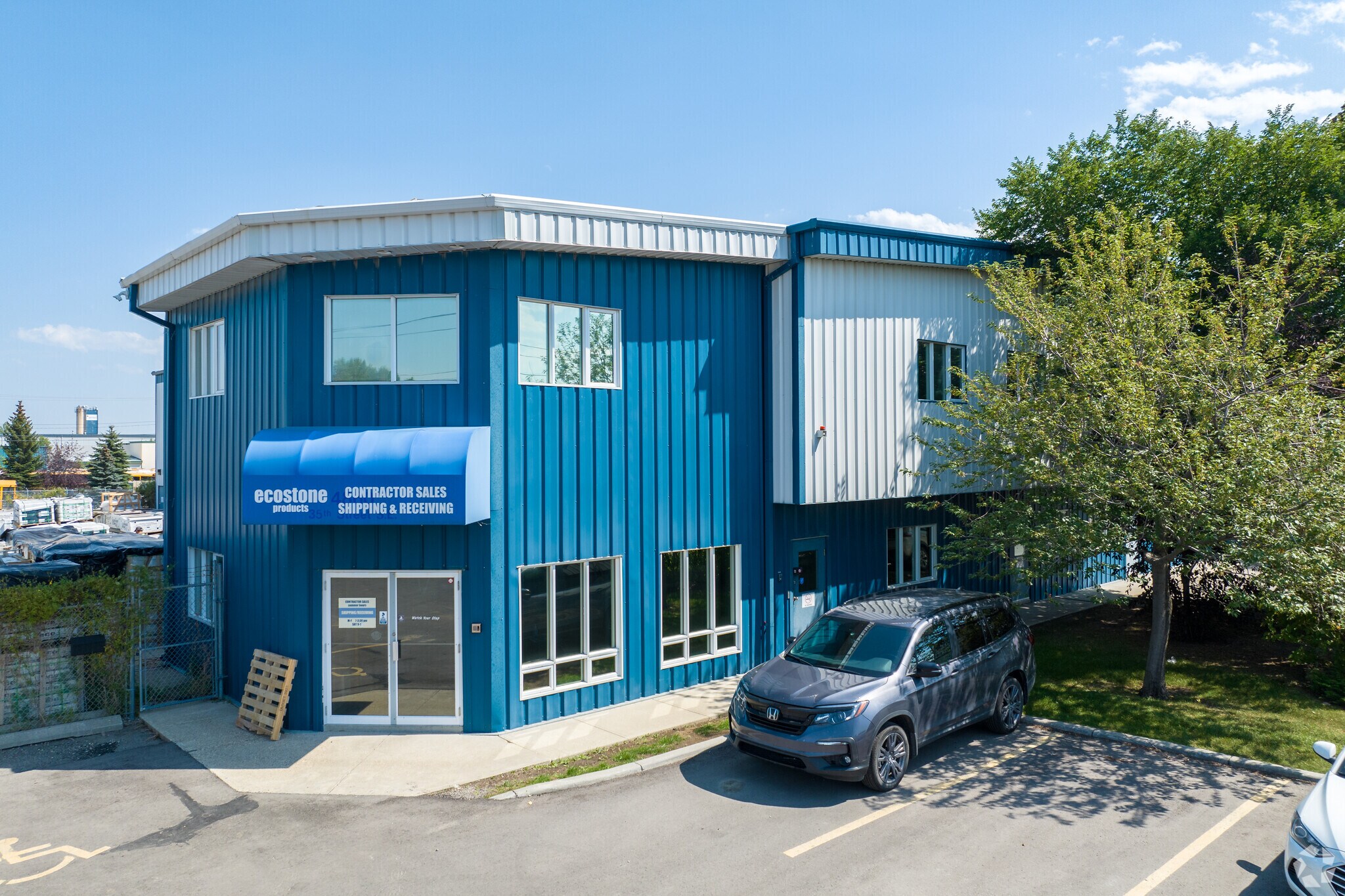 4860 35th St SE, Calgary, AB for sale Primary Photo- Image 1 of 1