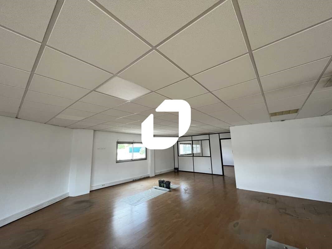 Office in Bègles for lease Interior Photo- Image 1 of 5