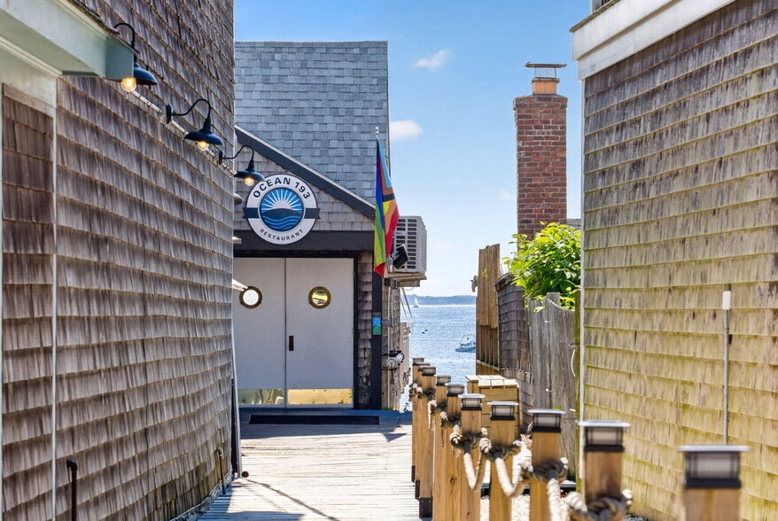 193A Commercial St, Provincetown, MA à vendre - Photo du bâtiment - Image 3 de 15