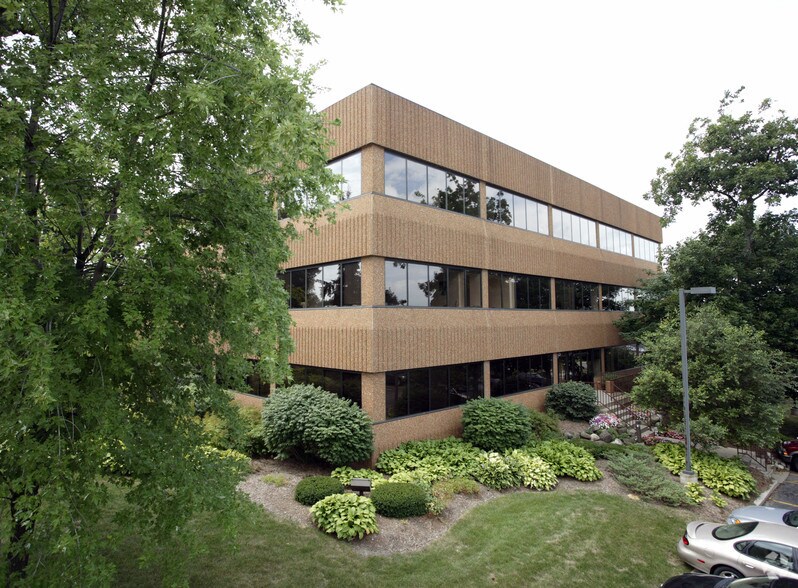 2717 N Grandview Blvd, Waukesha, WI à louer - Photo du bâtiment - Image 2 de 18