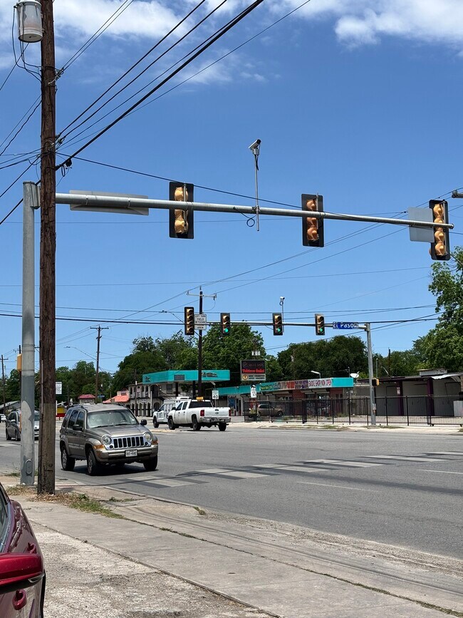 Plus de détails pour 607 S General McMullen Dr, San Antonio, TX - Flex à vendre