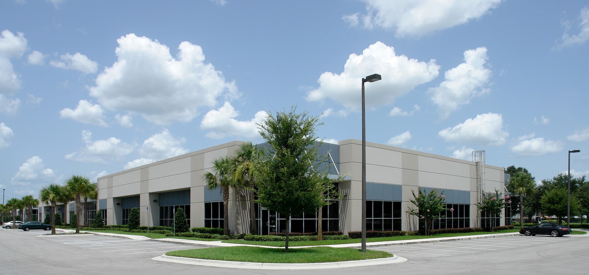 2405 Commerce Park Dr, Orlando, FL à louer Photo du bâtiment- Image 1 de 4