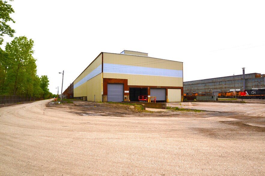 1001 College St, Madison, IL à louer - Photo du bâtiment - Image 3 de 16