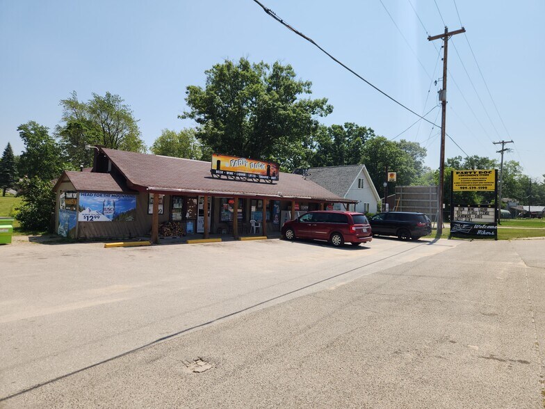 1470 N Clare Ave, Harrison, MI à vendre - Photo du bâtiment - Image 2 de 14