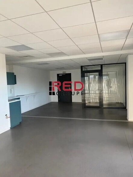 Office in Aubagne for lease - Building Photo - Image 2 of 5