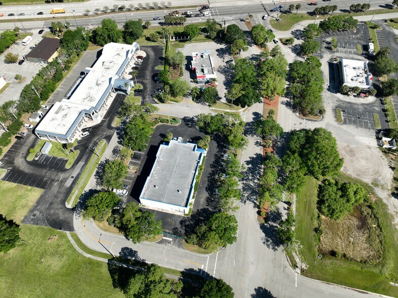 2820 Reynolds Dr, Fort Pierce, FL à vendre - Photo du bâtiment - Image 3 de 17