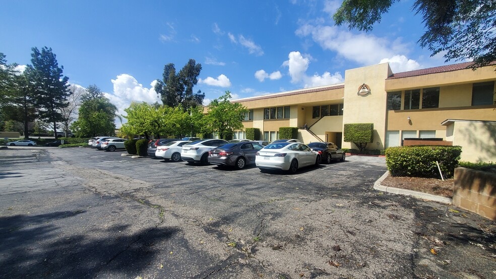 1074 Park View Dr, Covina, CA for lease - Building Photo - Image 3 of 26