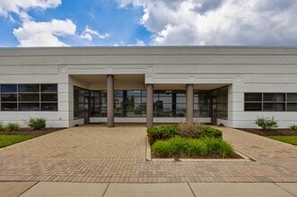 550 N Commons Dr, Aurora, IL for lease Building Photo- Image 2 of 3