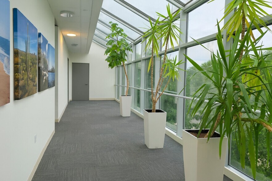 4 Industrial Way W, Eatontown, NJ à louer - Photo du bâtiment - Image 2 de 13