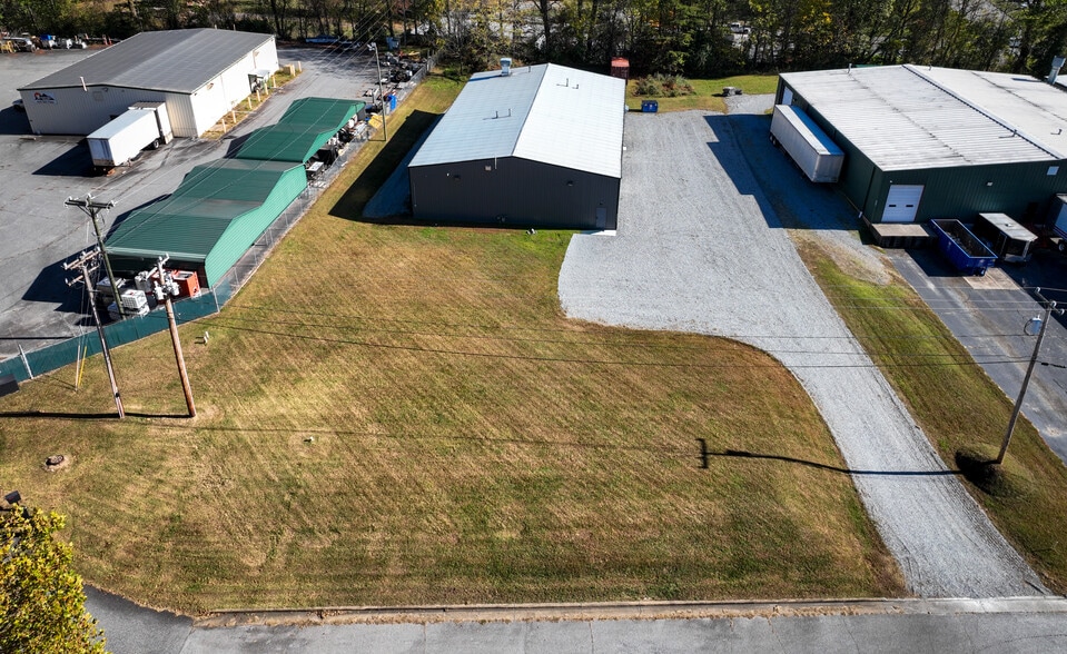 2308 Icenhour Ct, Lenoir, NC for lease - Building Photo - Image 2 of 20