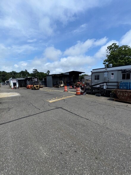 135 Dixon Ave, Amityville, NY for lease - Building Photo - Image 3 of 7