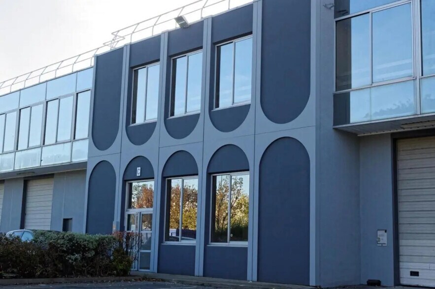 Flex in Saint-Denis for lease - Building Photo - Image 1 of 5