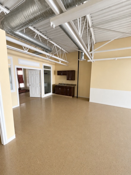 2431 Ellwood Dr SW, Edmonton, AB à louer - Photo du bâtiment - Image 2 de 5