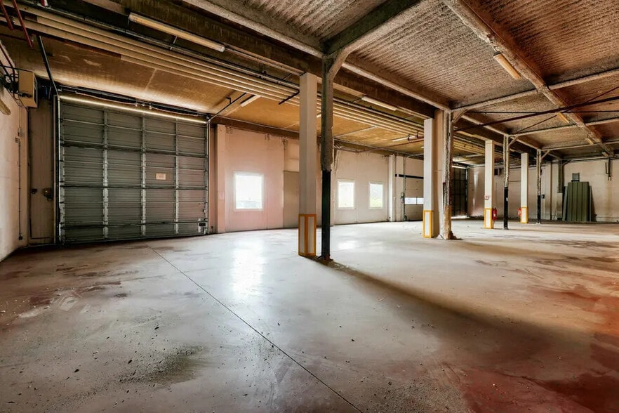 Flex in Gennevilliers for lease - Interior Photo - Image 3 of 8