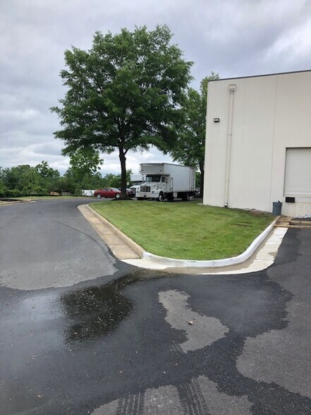 22923 Quicksilver Dr, Sterling, VA à louer - Photo du bâtiment - Image 3 de 9