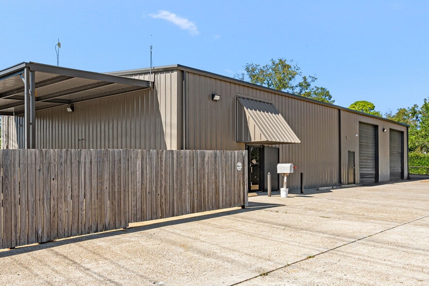 2017 Lee Dr, Baytown, TX for lease - Building Photo - Image 3 of 26