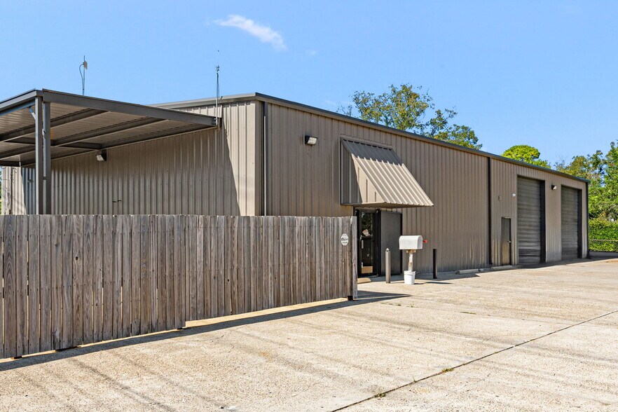 2017 Lee Dr, Baytown, TX à louer - Photo du bâtiment - Image 3 de 26