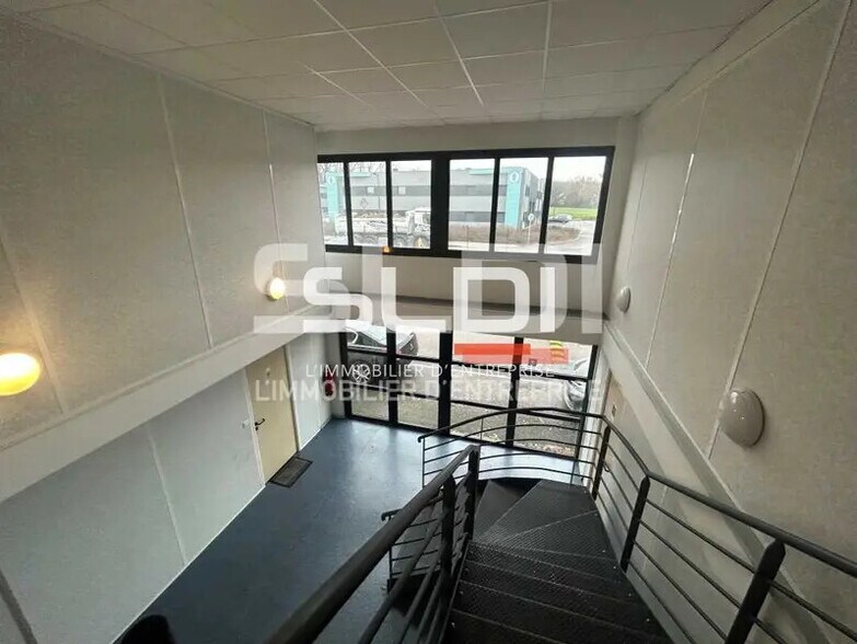 Bureau dans Genay à louer - Hall d’entrée - Image 3 de 10