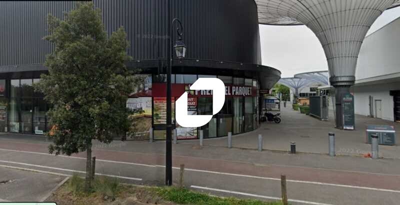 Retail in Chambourcy for lease - Building Photo - Image 3 of 4