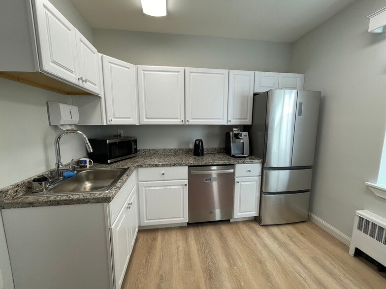 94 Pleasant St, Arlington, MA for lease - Interior Photo - Image 2 of 3