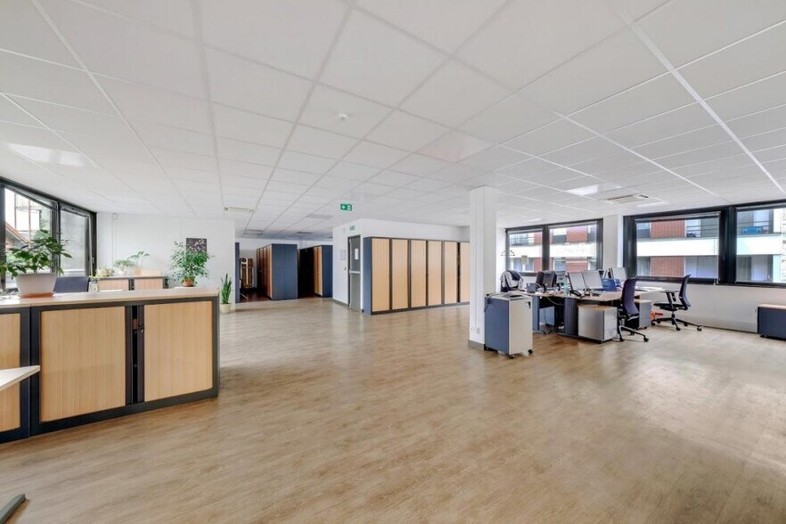 Bureau dans Ivry-sur-Seine à louer - Photo du bâtiment - Image 3 de 18