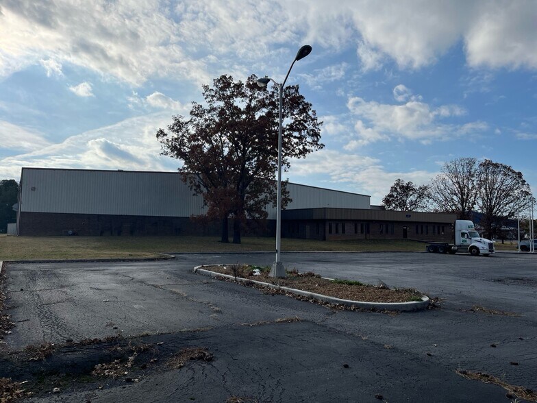 208 Industrial Blvd, Tullahoma, TN à vendre - Photo du bâtiment - Image 2 de 23