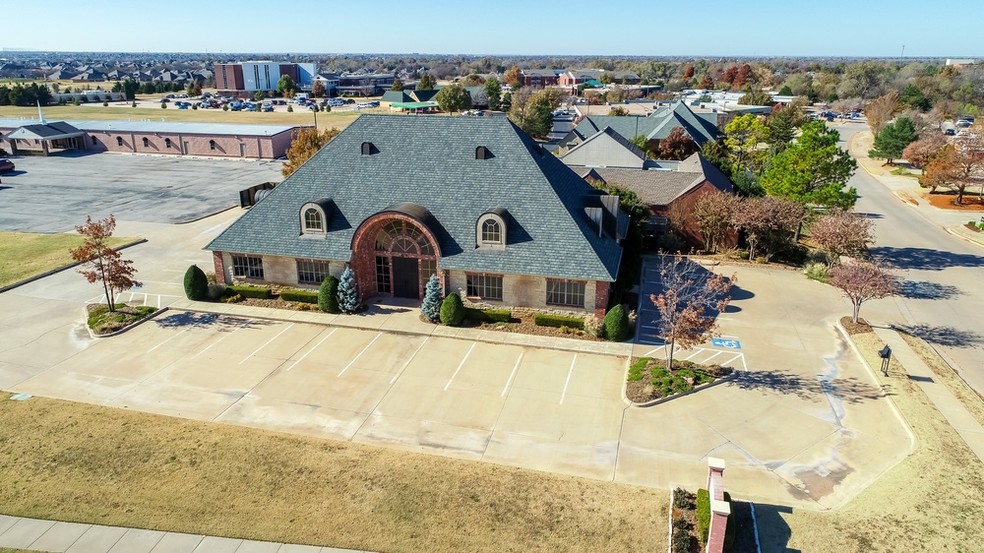 1701 S Kelly Ave, Edmond, OK à vendre - Photo principale - Image 1 de 1