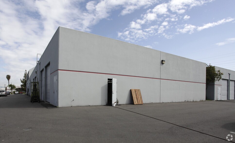 8200-8220 Katella Ave, Stanton, CA à louer - Photo du bâtiment - Image 2 de 2