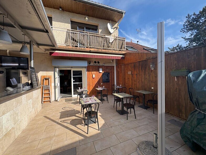 Flex in Bordeaux for sale - Building Photo - Image 2 of 5