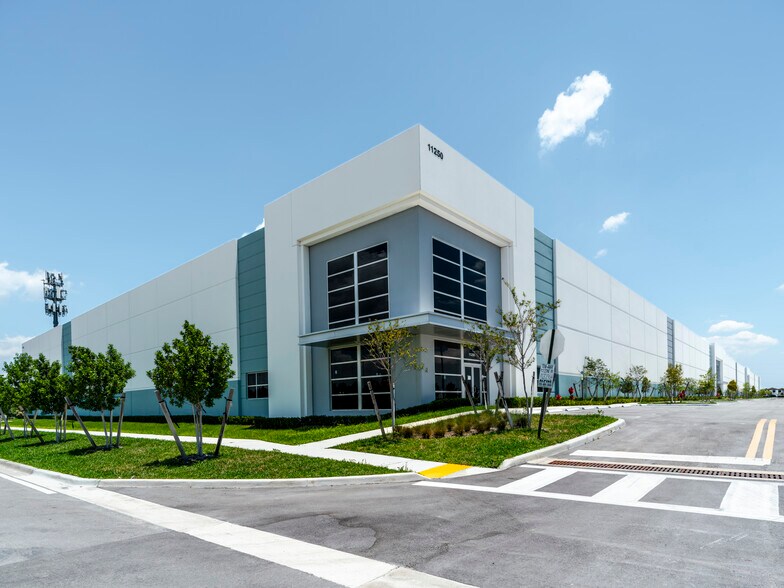 11250 W 36th Ave, Hialeah, FL à louer - Photo du bâtiment - Image 3 de 7