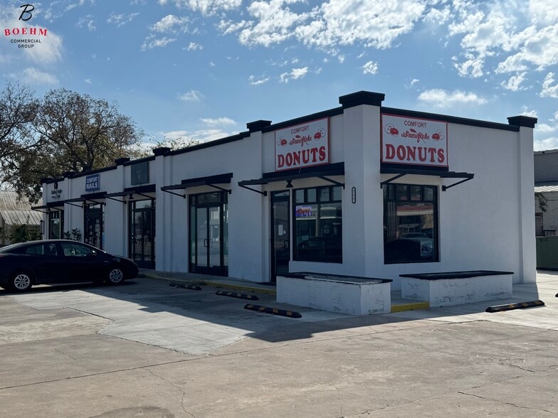 711 Front St, Comfort, TX for lease - Building Photo - Image 3 of 9