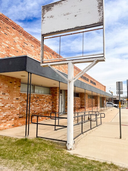 711 E 3rd St, Big Spring, TX à louer - Photo du bâtiment - Image 1 de 13