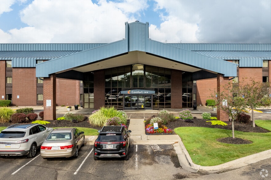 5345 Broadmoor Cir NW, Canton, OH for sale - Building Photo - Image 2 of 22