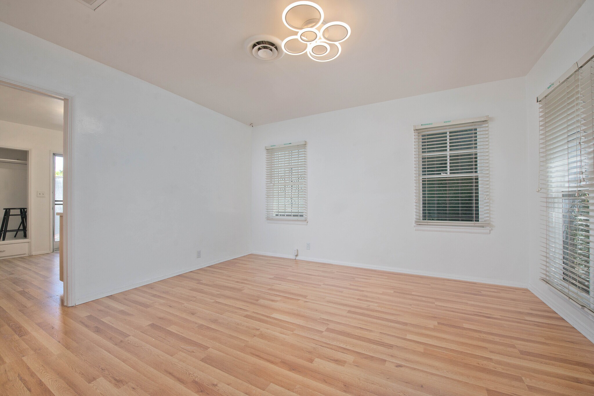 23013 Ventura Blvd, Woodland Hills, CA à vendre Photo du bâtiment- Image 1 de 1