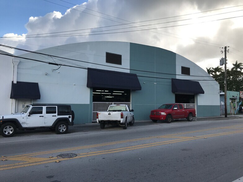 Warehouse & Retail Sale portefeuille de 2 propriétés à vendre sur LoopNet.ca - Photo du bâtiment - Image 2 de 33