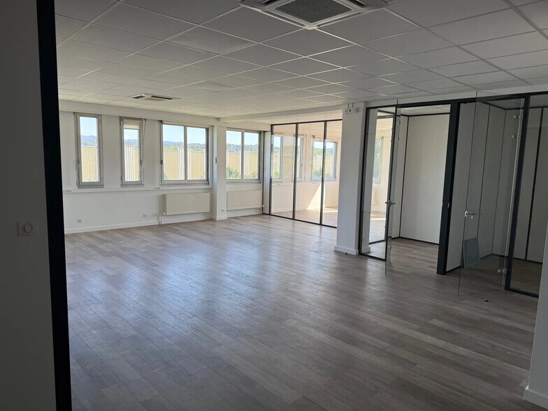 Office in Aix-en-Provence for lease - Interior Photo - Image 2 of 6
