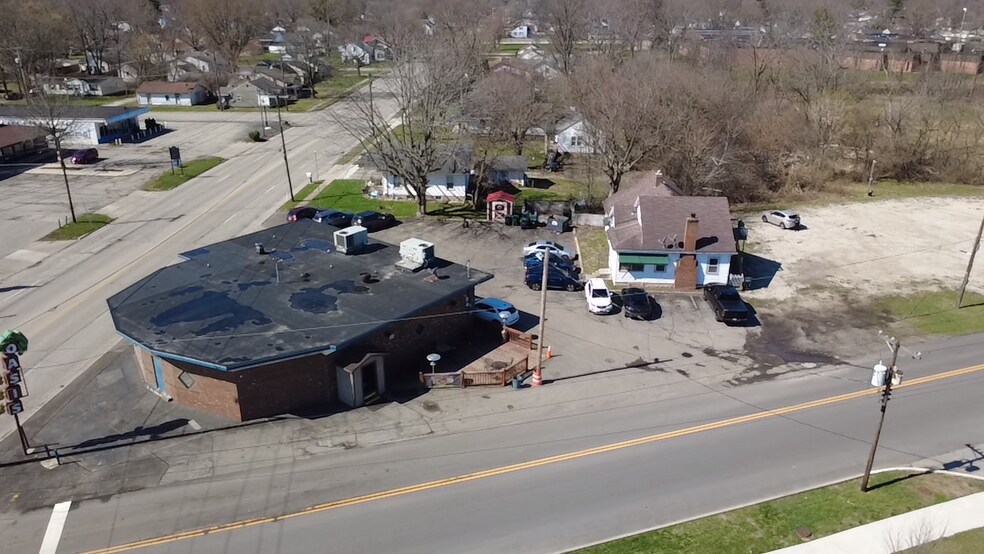 1811 S Burlington Dr, Muncie, IN à vendre - Photo du bâtiment - Image 2 de 15