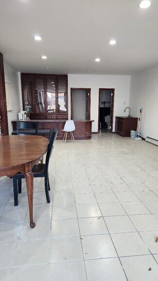 Plus de détails pour 4365 Bowne St, Flushing, NY - Bureau/Commerce de détail à louer