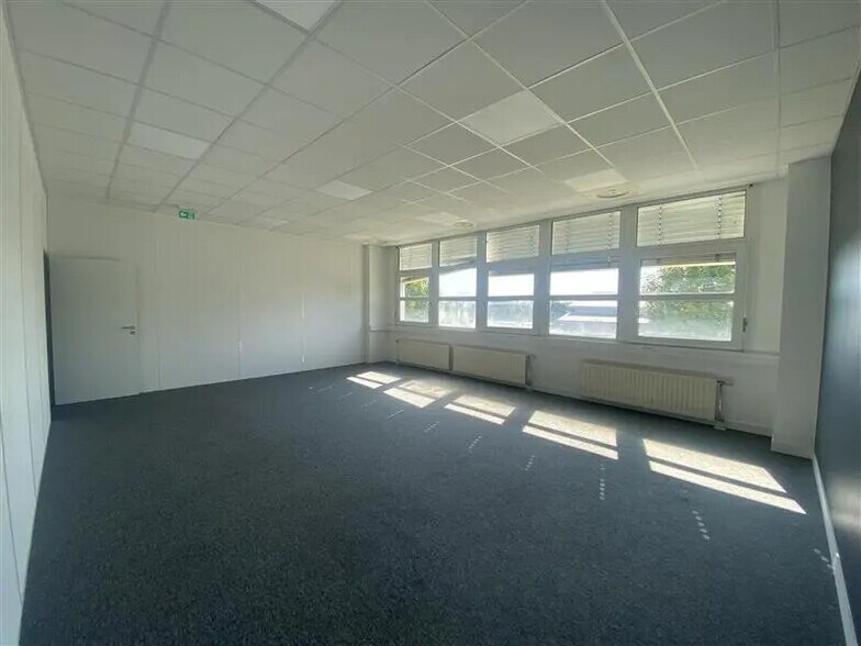 Office in Goussainville for lease - Interior Photo - Image 3 of 9