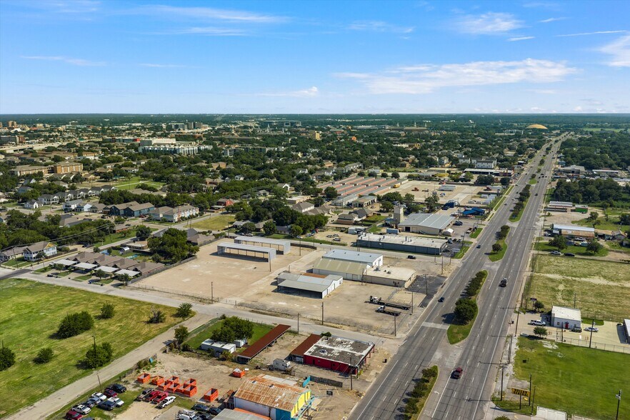 1520 La Salle Ave, Waco, TX à louer - Photo du bâtiment - Image 3 de 14