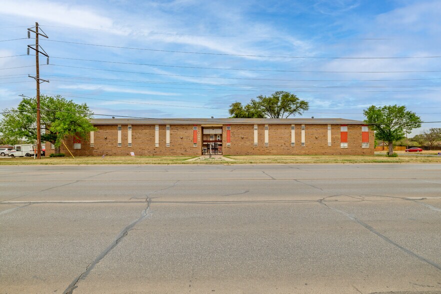 3902 Sherwood Way, San Angelo, TX à vendre - Photo du bâtiment - Image 3 de 36